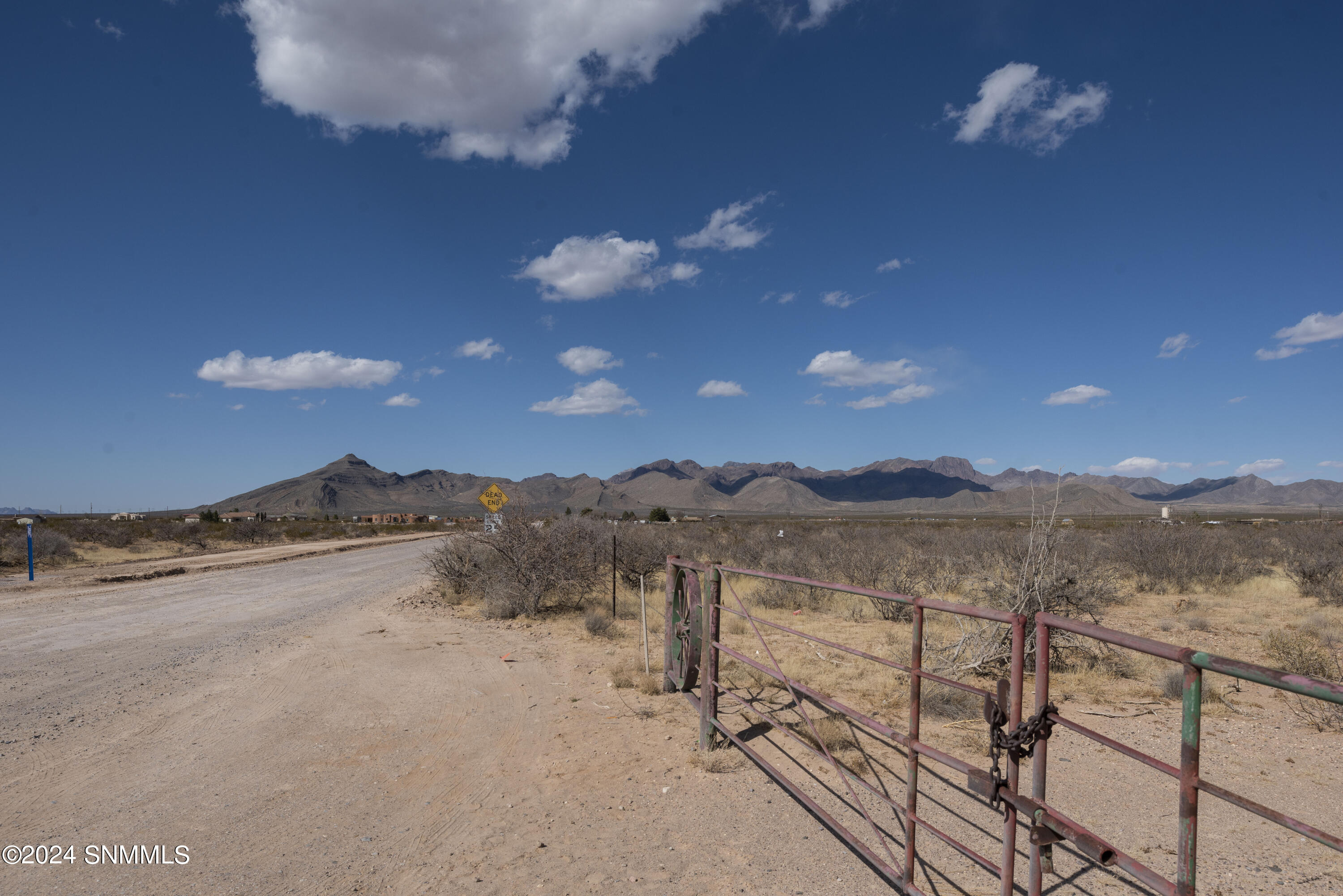 30 Santana Rd Gate and mountain Photo