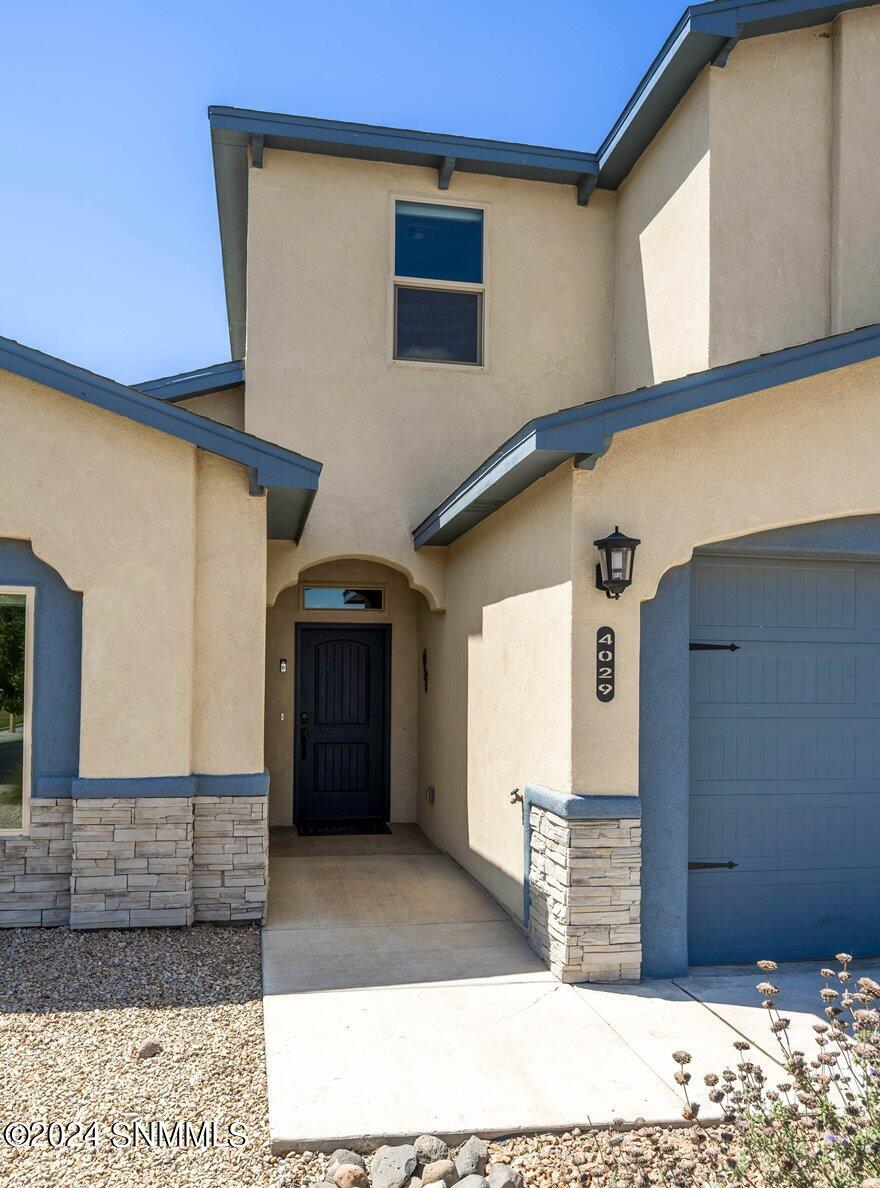 02-Front Entry-4029 Pacific Loop