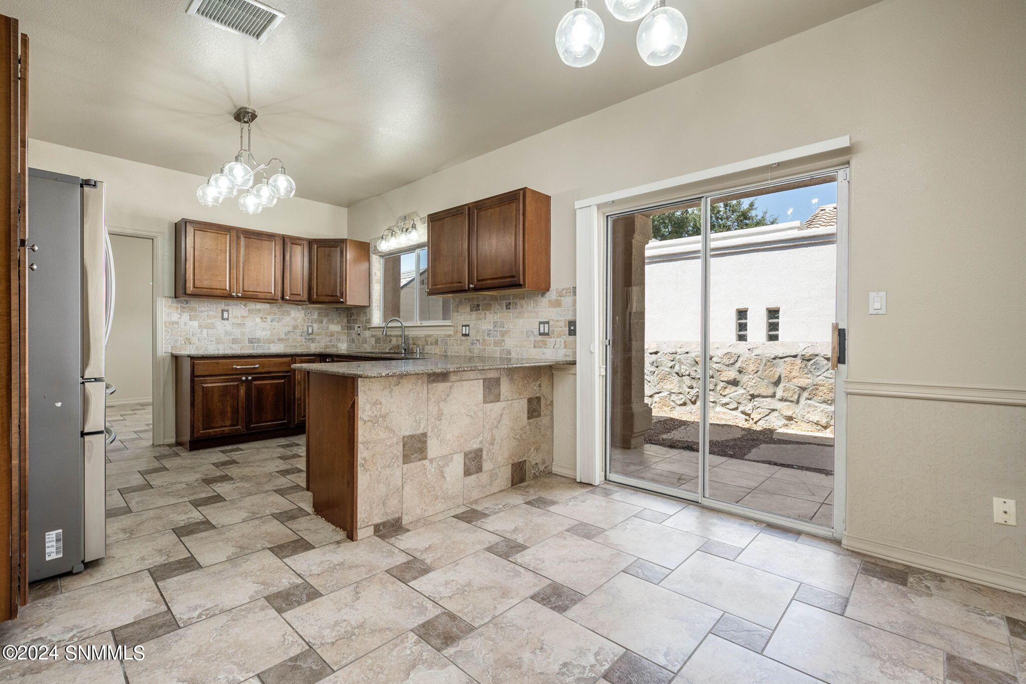 Breakfast Area and Side Patio