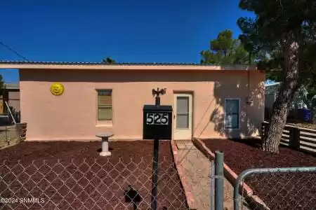 525 Texas Avenue, Las Cruces, New Mexico 88001, 2 Bedrooms Bedrooms, ,1 BathroomBathrooms,Residential,For Sale,Texas,2403088