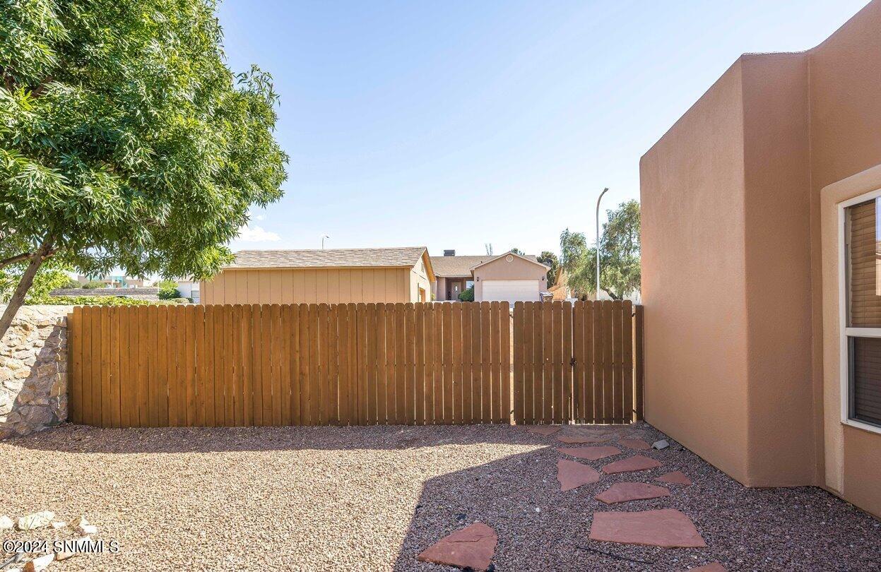 38-Rear Gate to Side Yard-2676 Nebula Wa