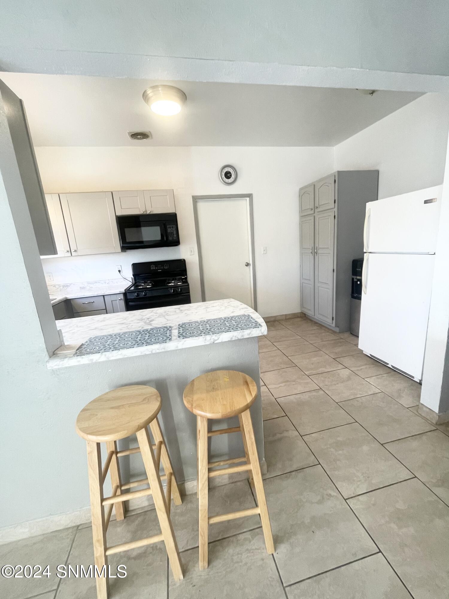 dining room to kitchen