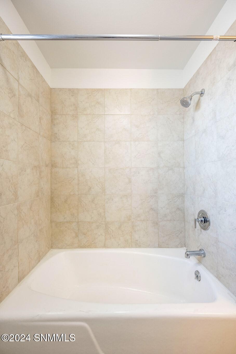 22-Hall Bath - 2200 Thomas Dr