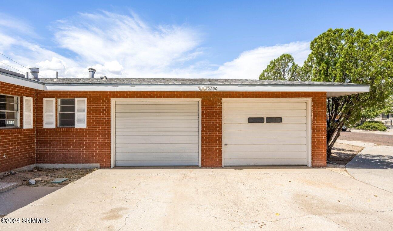 30-Front - Garage - 2200 Thomas Dr