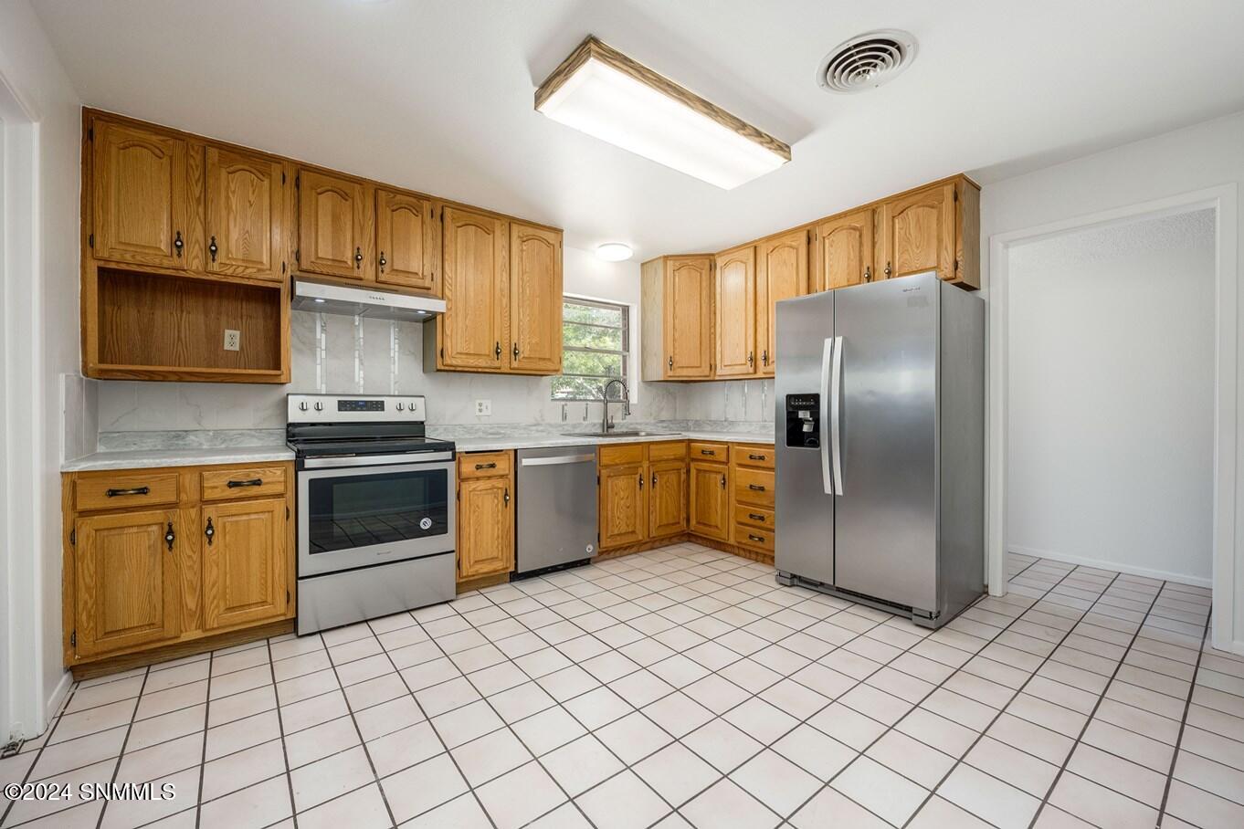 06-Kitchen- 2200 Thomas Dr