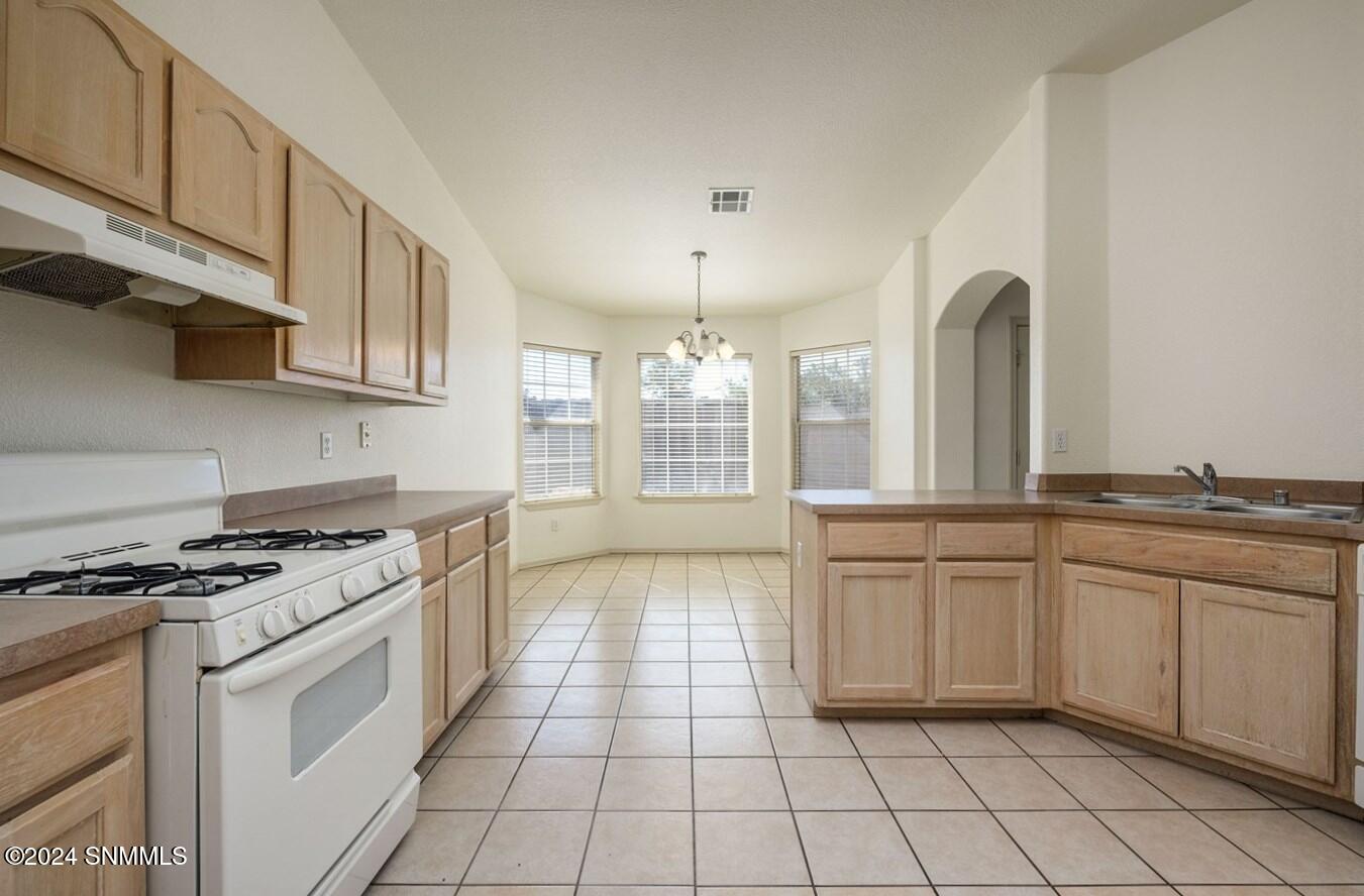 13-Kitchen-1818 Bentley Dr