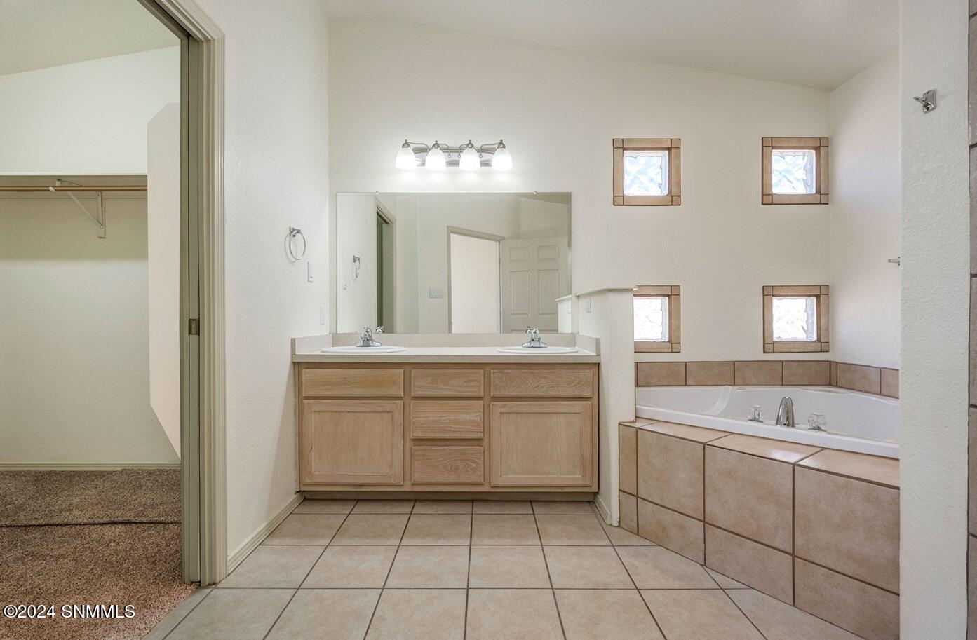 17-Master Bathroom-1818 Bentley Dr