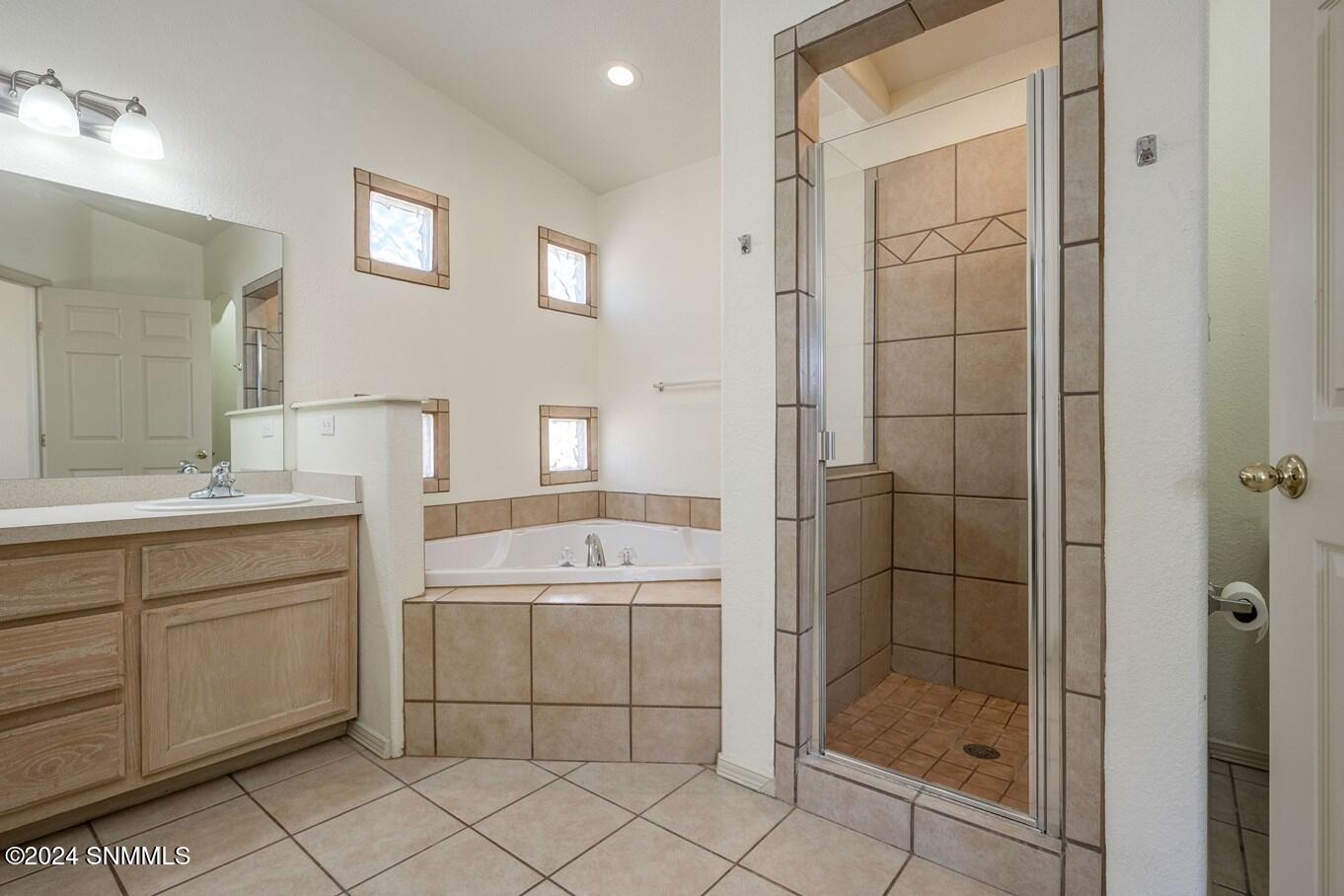 19-Master Bathroom-1818 Bentley Dr