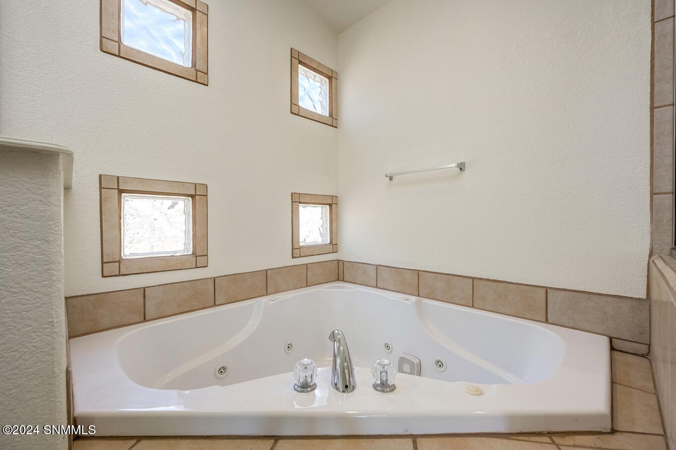 20-Master Bath Jet Tub-1818 Bentley Dr