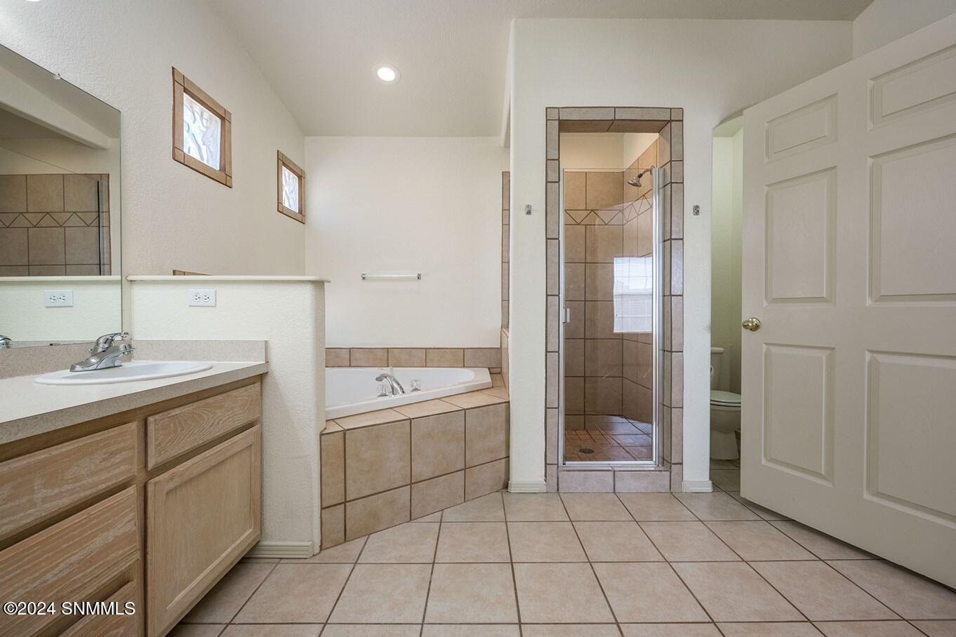 22-Master Bathroom-1818 Bentley Dr