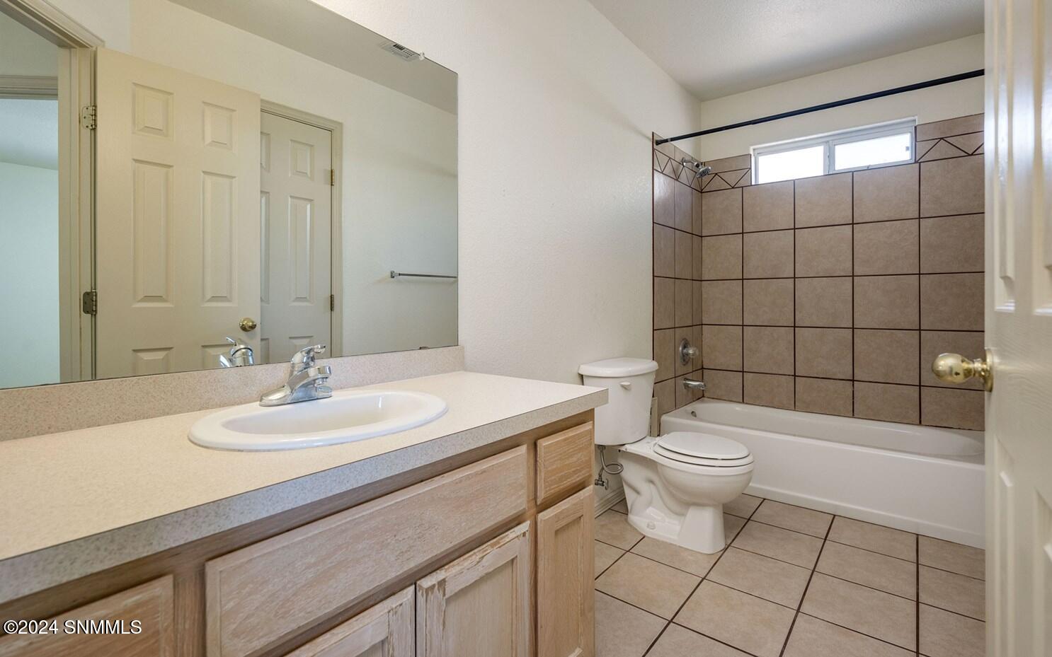 25-Guest Bathroom-1818 Bentley Dr