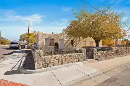 1201 Espina Street, Las Cruces, New Mexico 88001, 2 Bedrooms Bedrooms, ,2 BathroomsBathrooms,Residential,For Sale,Espina,2403512