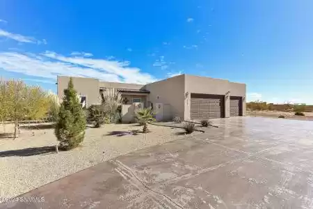 560 Tingo Circle, Las Cruces, New Mexico 88007, 3 Bedrooms Bedrooms, ,2.5 BathroomsBathrooms,Residential,For Sale,Tingo,2403576