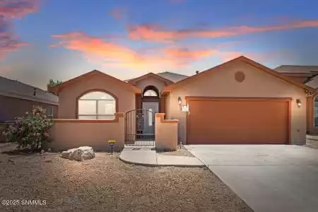 1303 Fountain Loop Loop, Las Cruces, New Mexico 88007, 3 Bedrooms Bedrooms, ,2 BathroomsBathrooms,Residential,For Sale,Fountain Loop,2501164