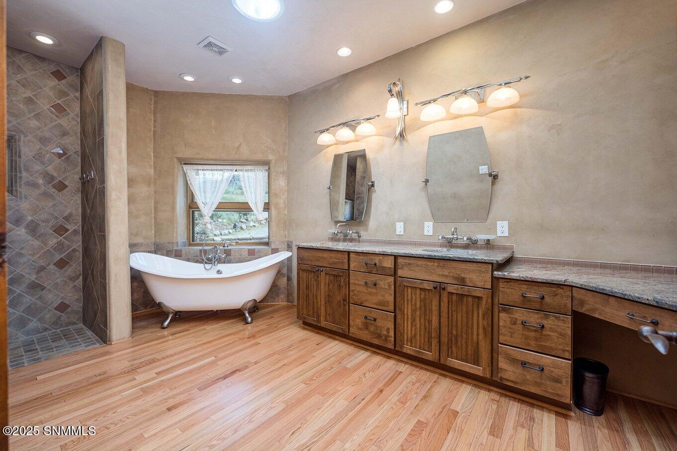 28-Master Bath-12 Loma Real Rd