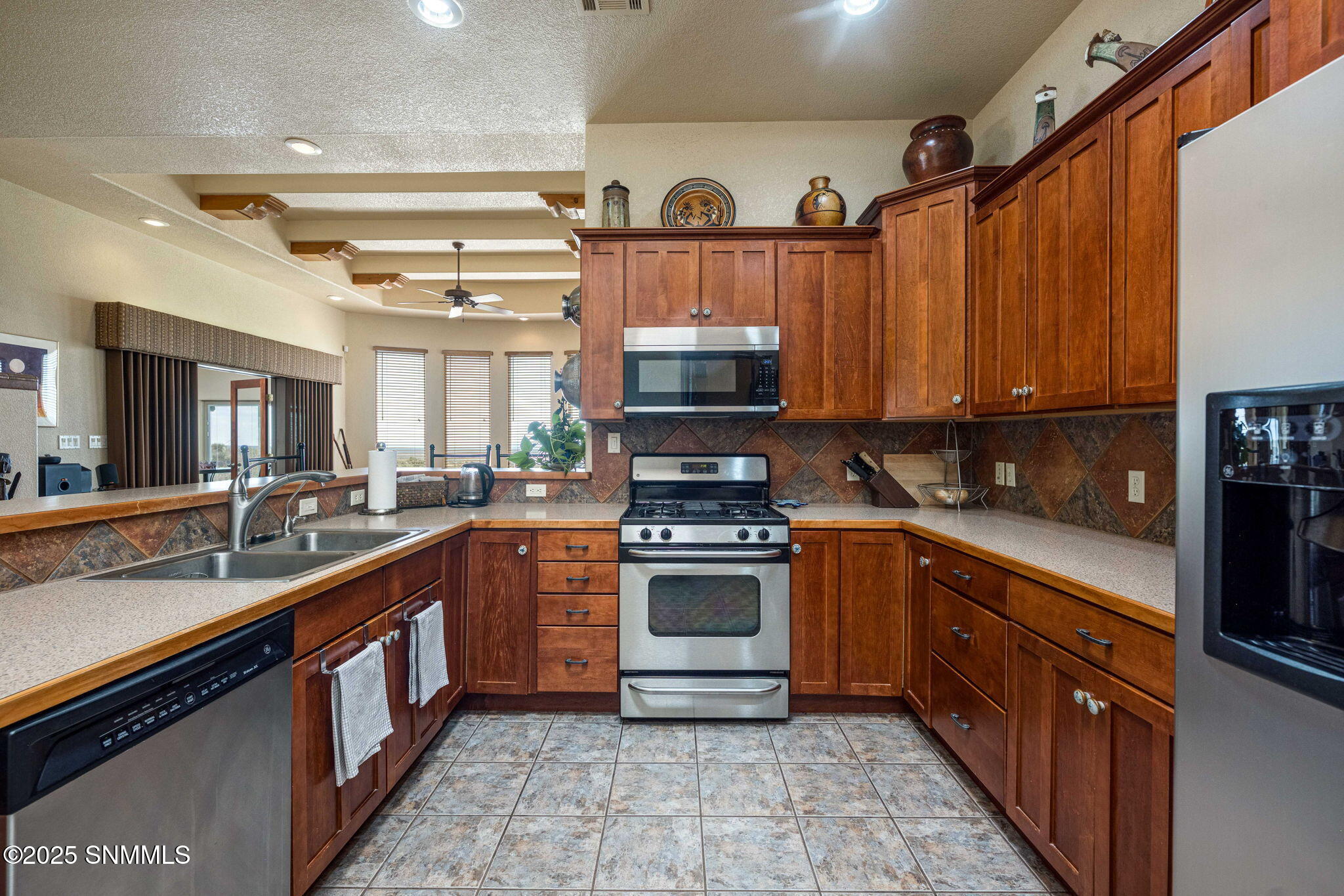 17-web-or-mls-Snappin Homes (SpaceMurals