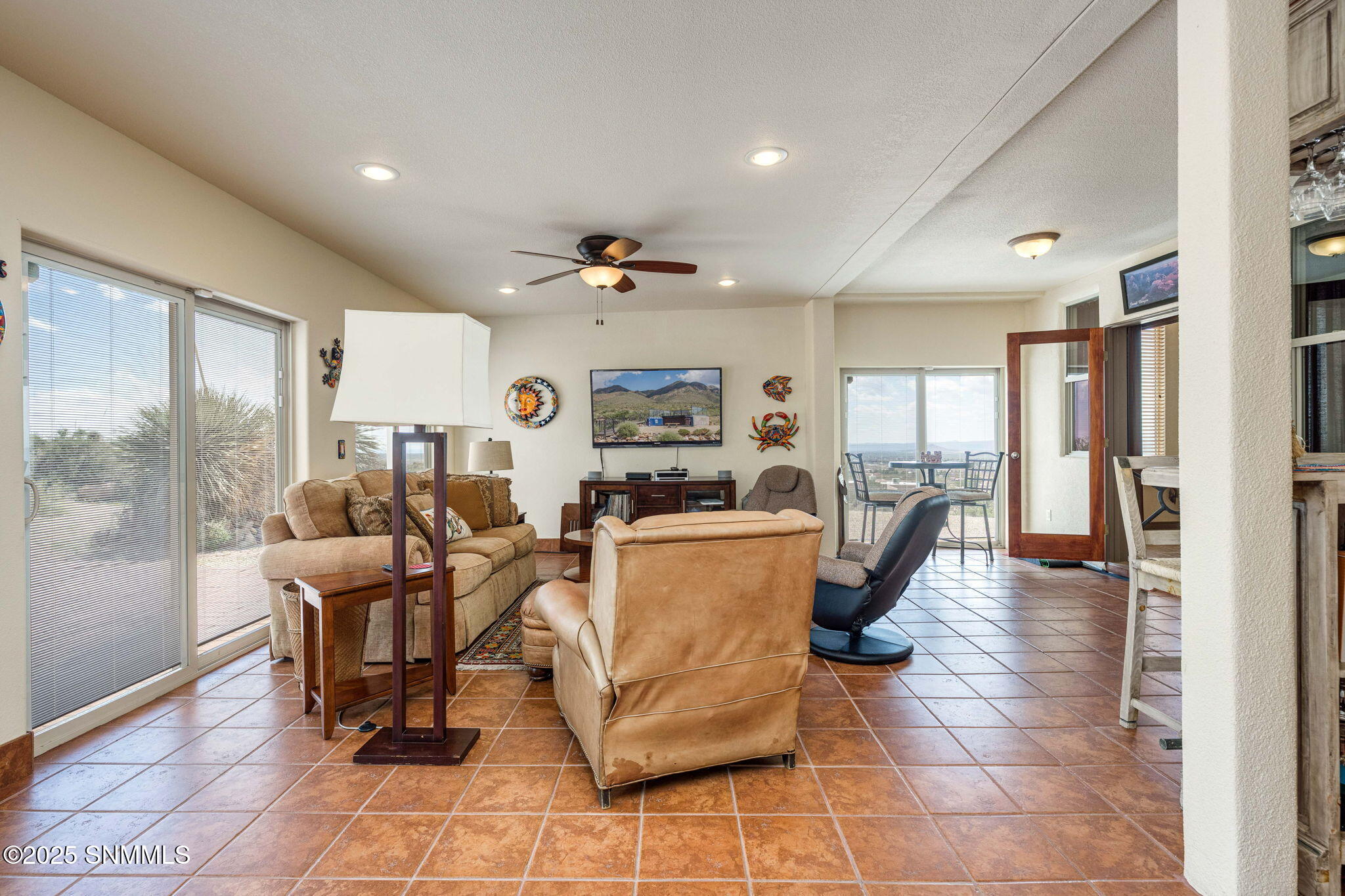 24-web-or-mls-Snappin Homes (SpaceMurals