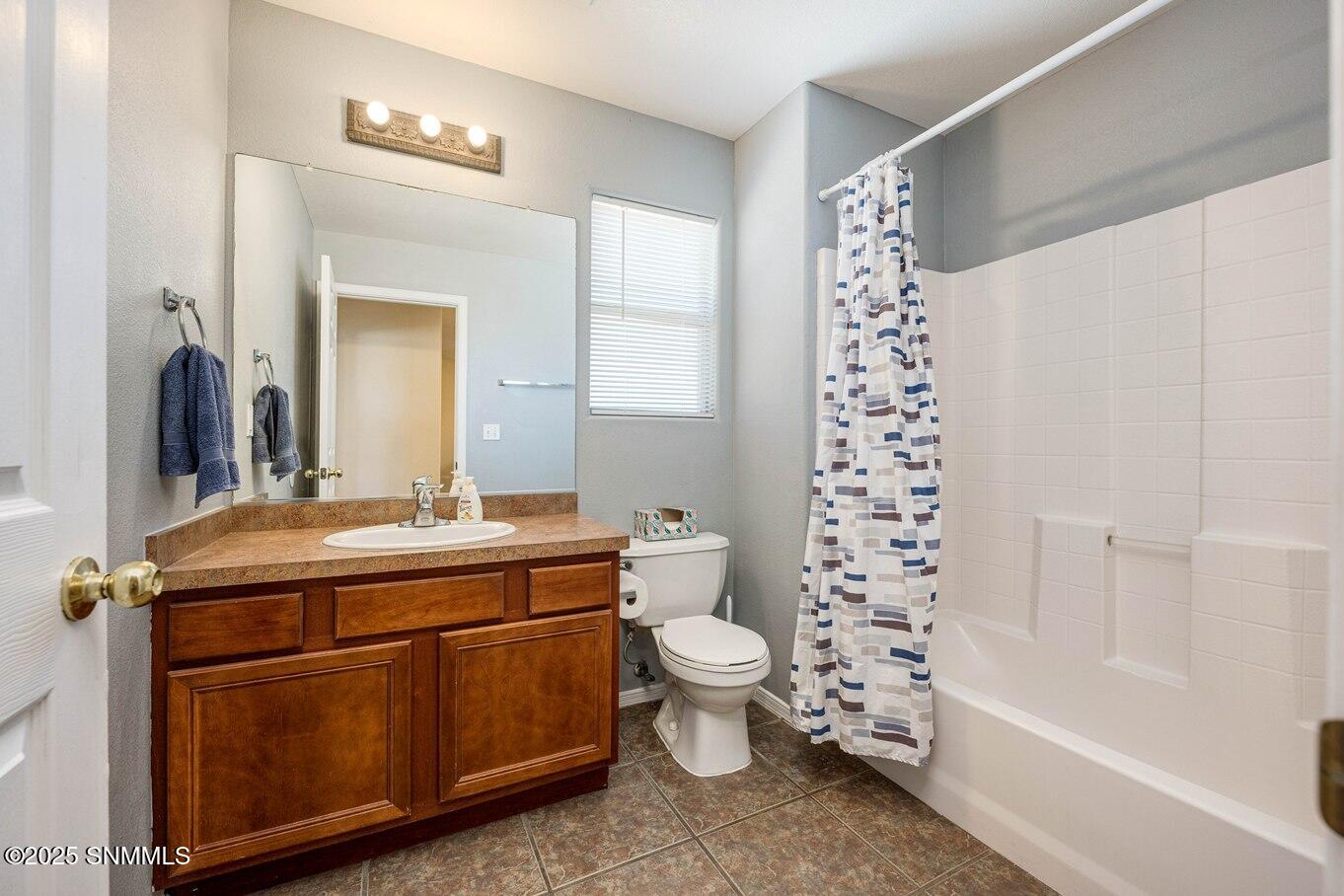 24-Upstairs Hall Bath-4640 Salado Creek-