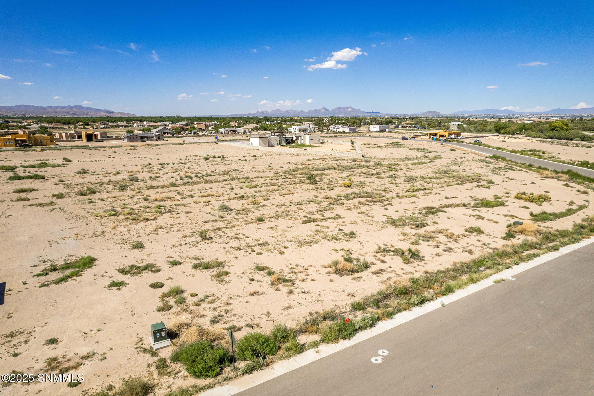 3-web-or-mls-Snappin Homes (R1910904_Vin