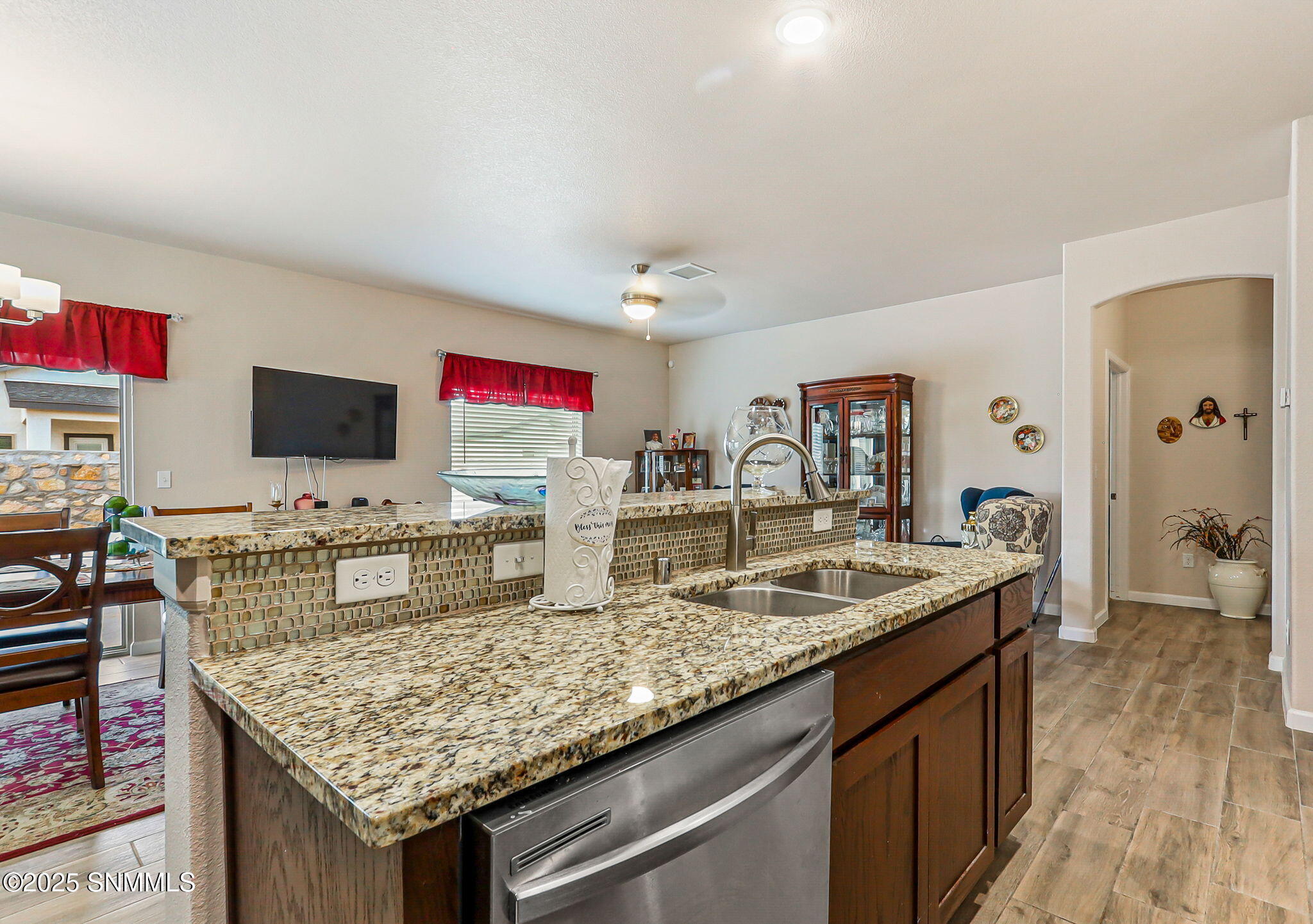 large-01993454-f342-7142-b97a-bc65510b4f