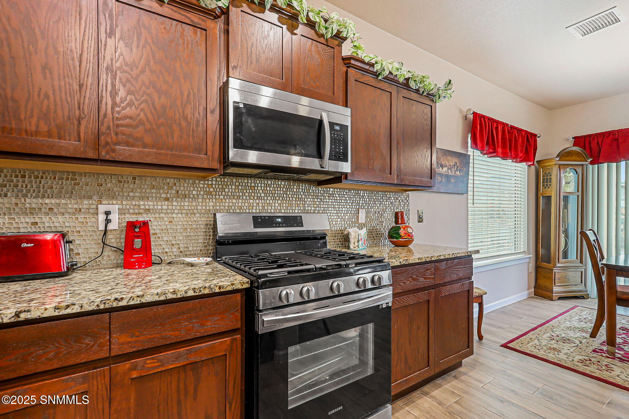 large-01993454-f2fa-7145-a446-39c3c3a047