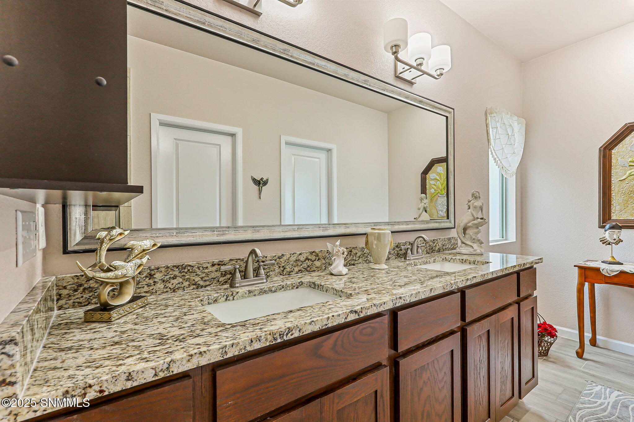 large-01993454-f0e1-72be-8394-5278ce8c5e