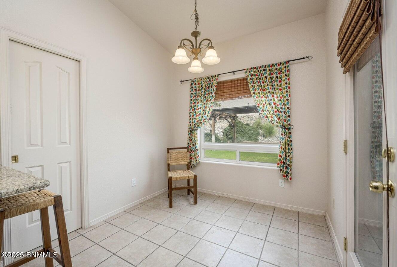 10 - Breakfast Nook - 2541 Cats Eye-15
