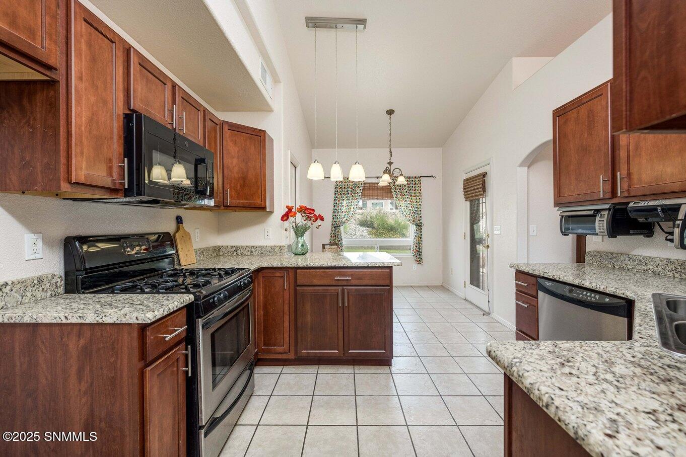 14 - Kitchen - 2541 Cats Eye-11