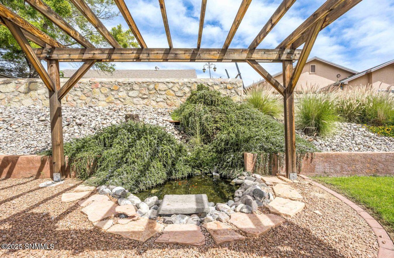 36 - Fish Pond - 2541 Cats Eye-40