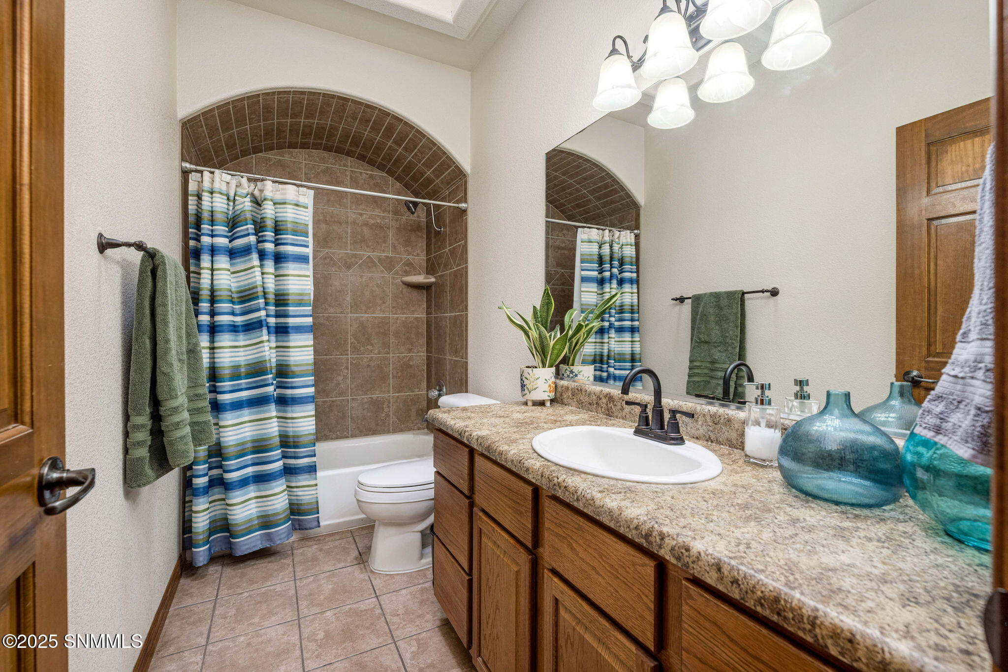 25_Arrowhead_Mojave_PattyOlson_2ndBathro