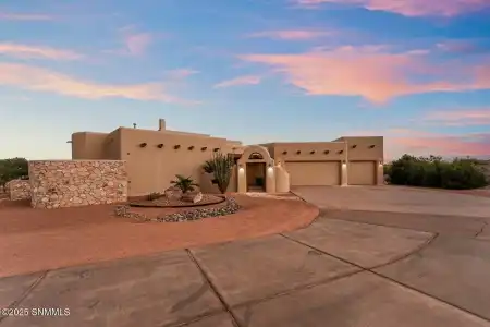 8060 Constitution Road, Las Cruces, New Mexico 88007, 4 Bedrooms Bedrooms, ,3.5 BathroomsBathrooms,Residential,For Sale,Constitution,2503307