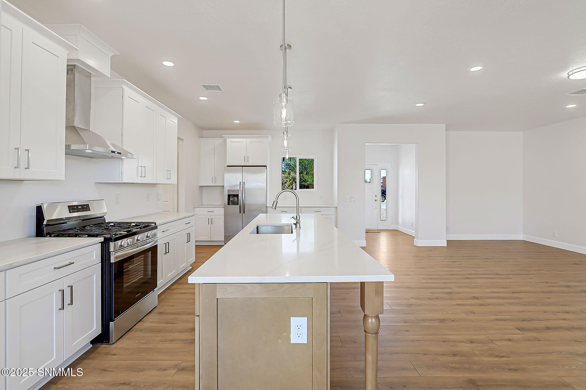 11 - 1404 S Tularosa St