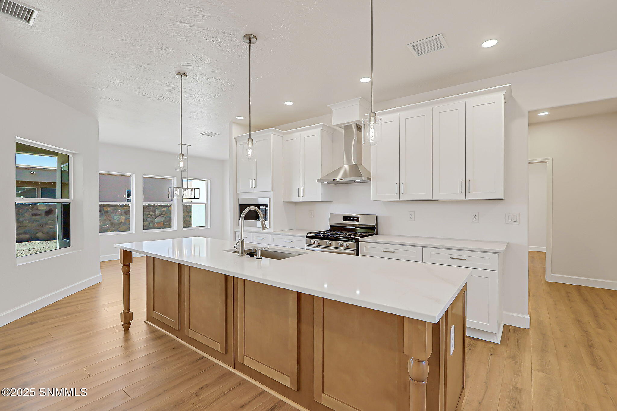 8 - 1404 S Tularosa St