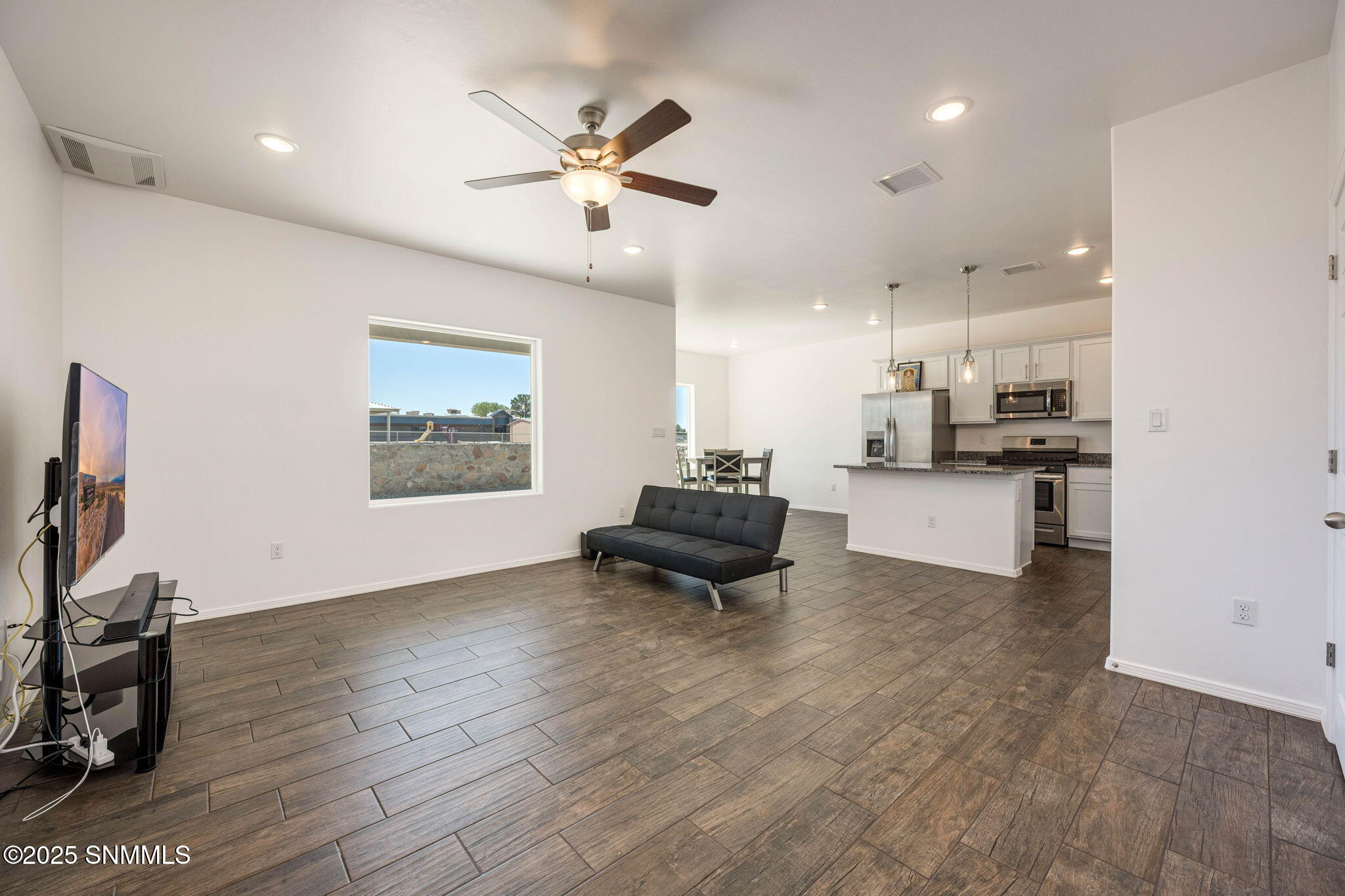 large-019a11b4-b829-7375-98f5-ed6d142ff9