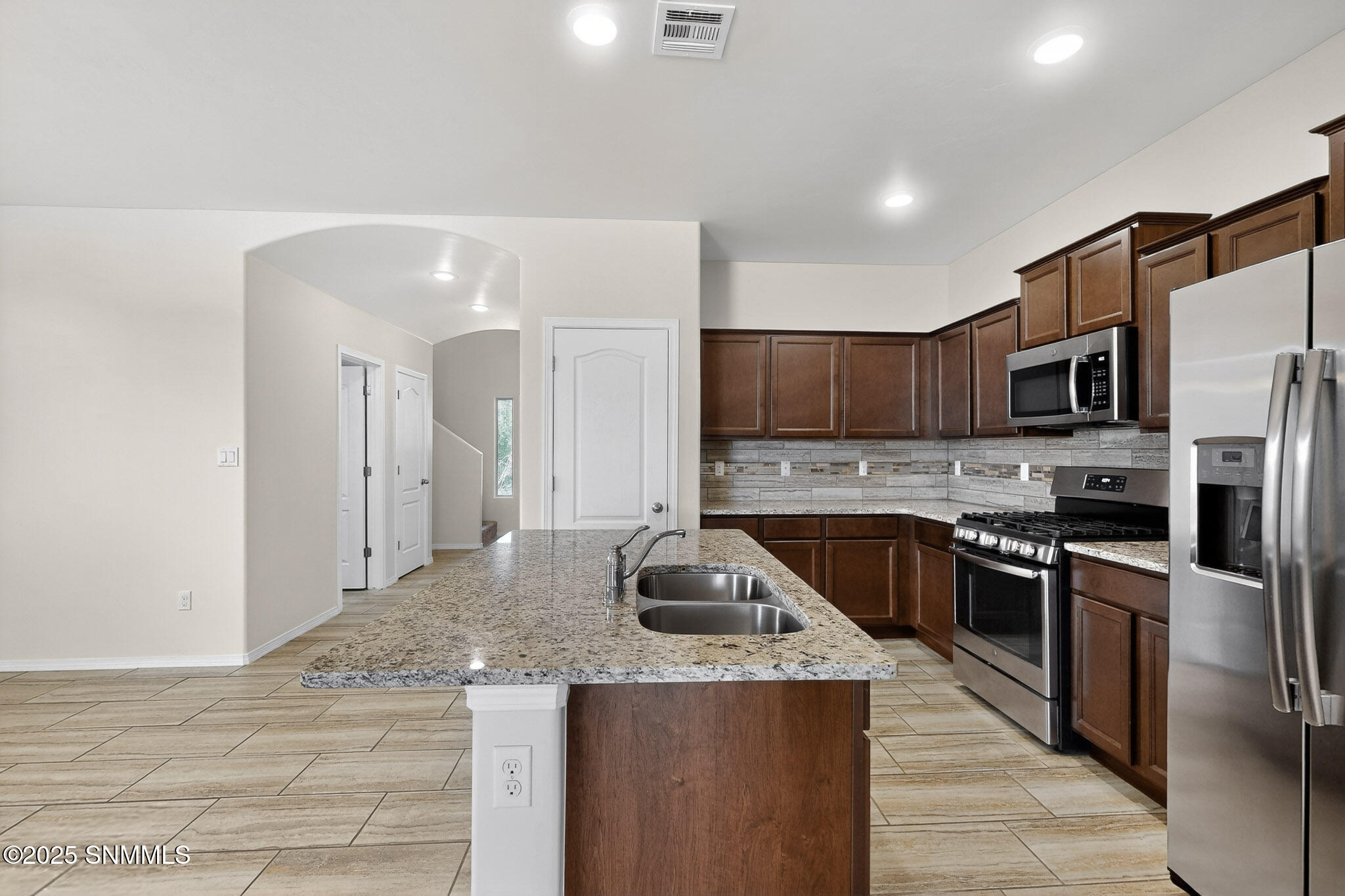 15-3D-Casas-7057-Silver-Spur-St-10302025