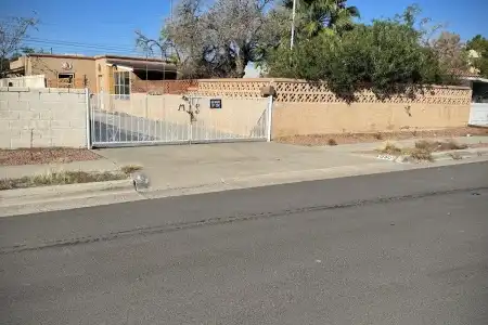 1030 Alamo Street, Las Cruces, New Mexico 88001, 3 Bedrooms Bedrooms, ,Residential,For Sale,Alamo,2503447