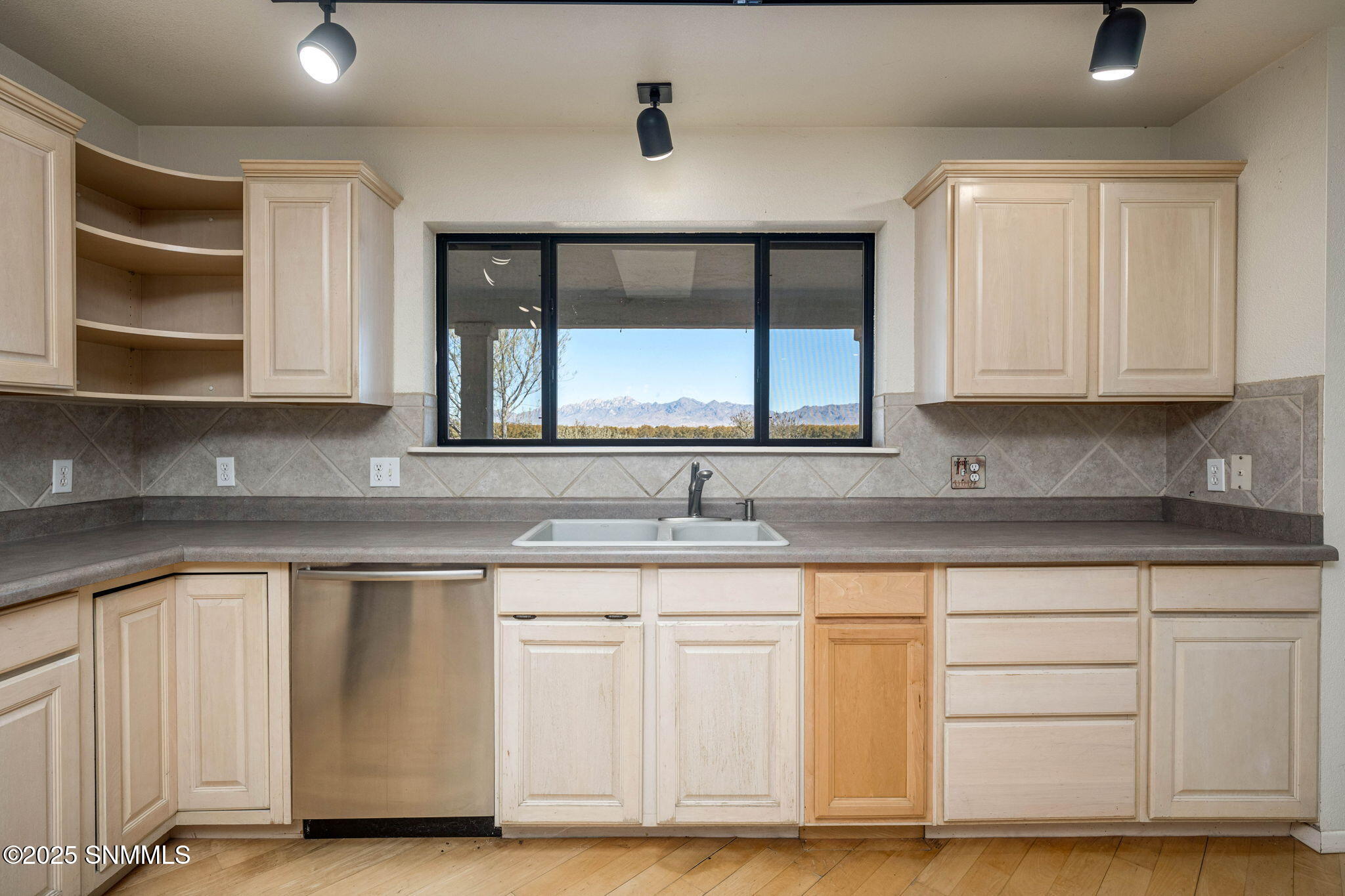 16-web-or-mls-Snappin Homes (Hwy28_6535)