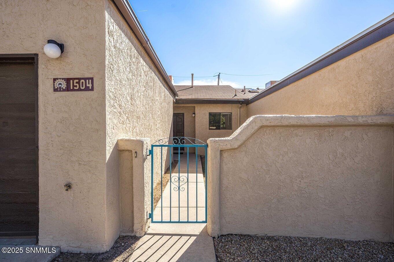 02-Front Gate-1504 Andrews Dr - 04