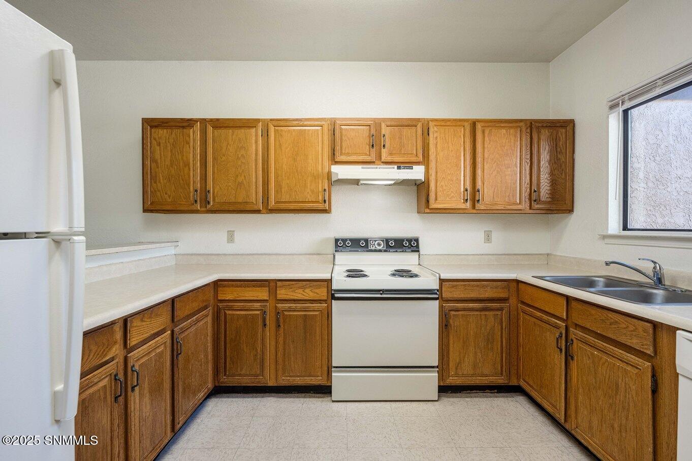 06-Kitchen-1504 Andrews Dr - 15