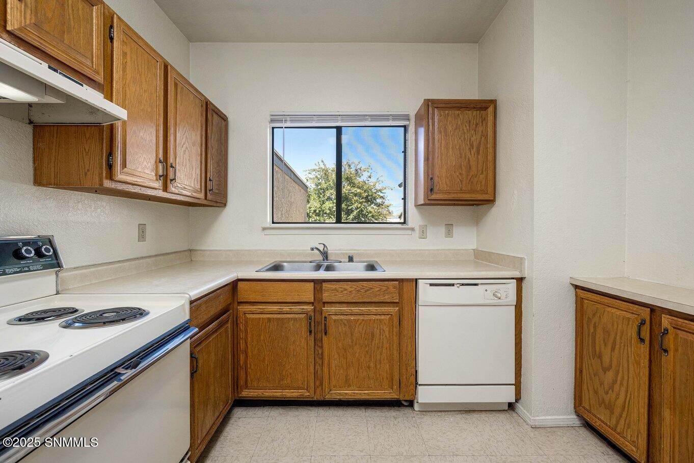 08-Kitchen-1504 Andrews Dr - 16