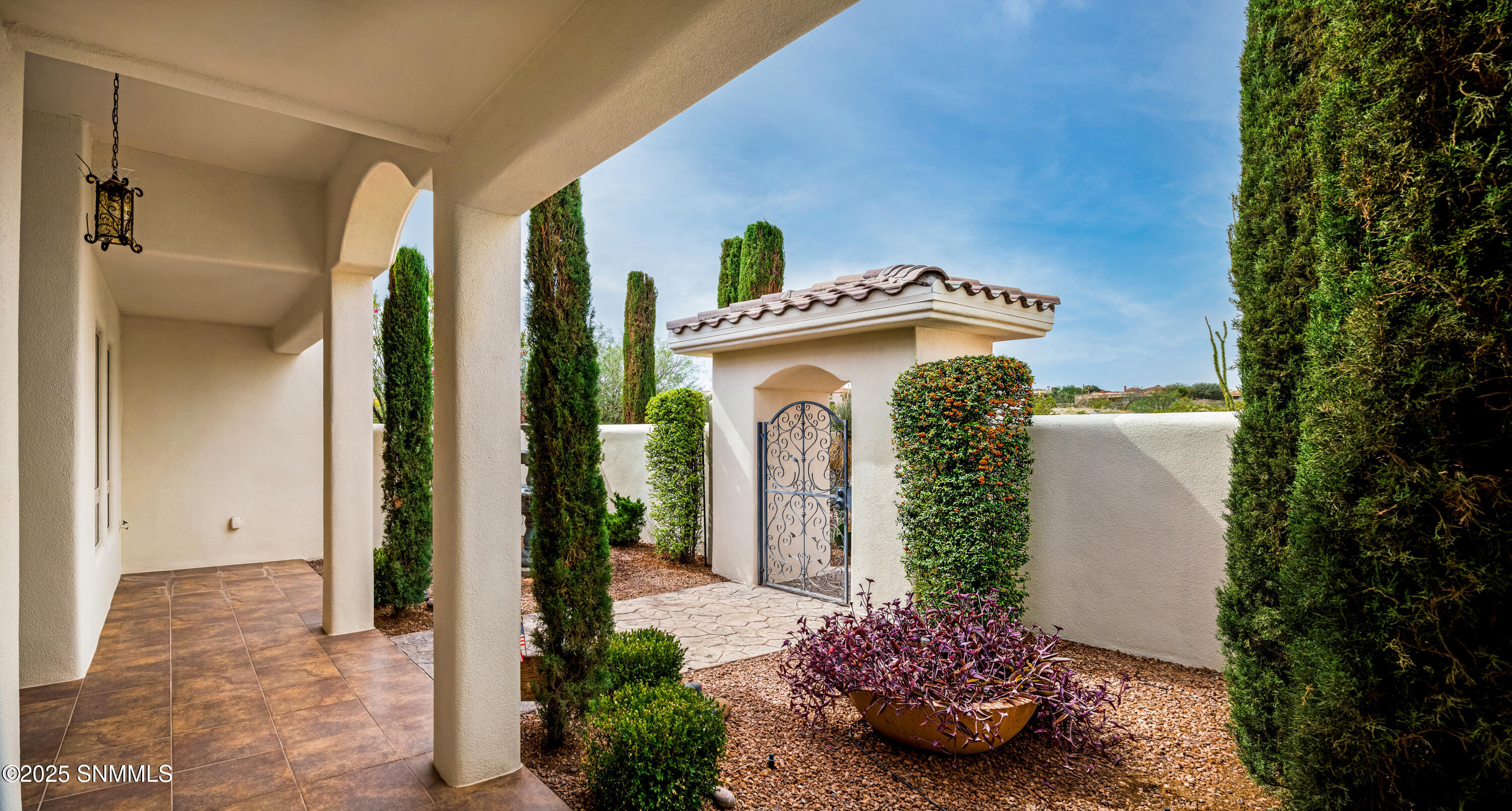 8052-Renoir-Loop-MLS-Camera-Guy-6