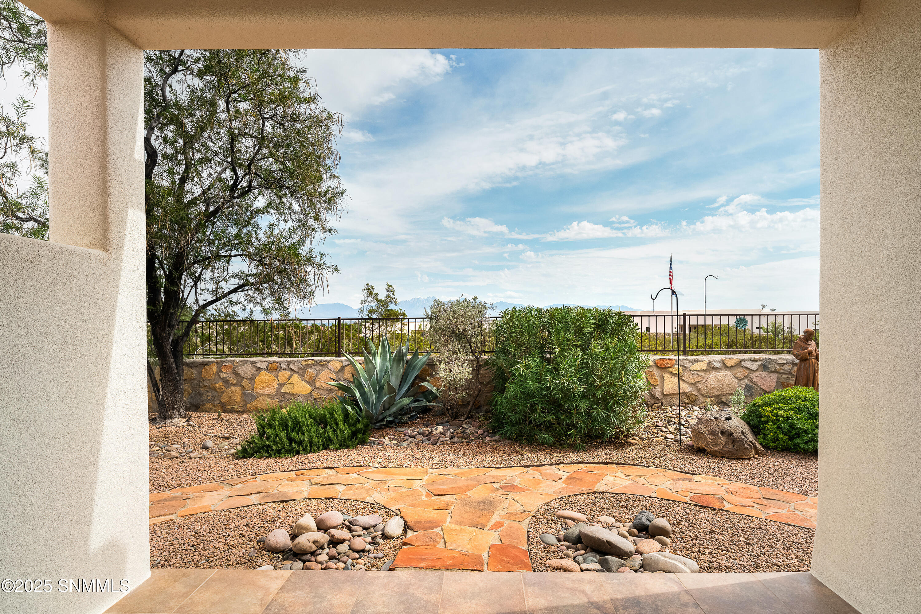 8052-Renoir-Loop-MLS-Camera-Guy-63