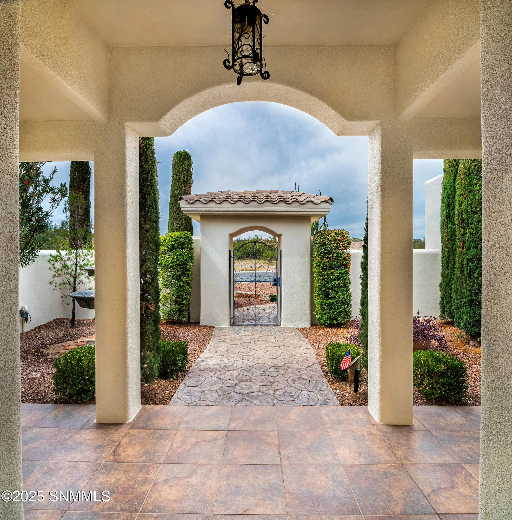 8052-Renoir-Loop-MLS-Camera-Guy-4