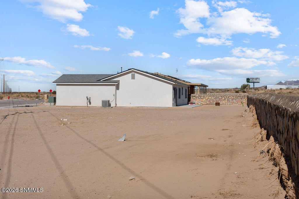 620 Vargas side yard