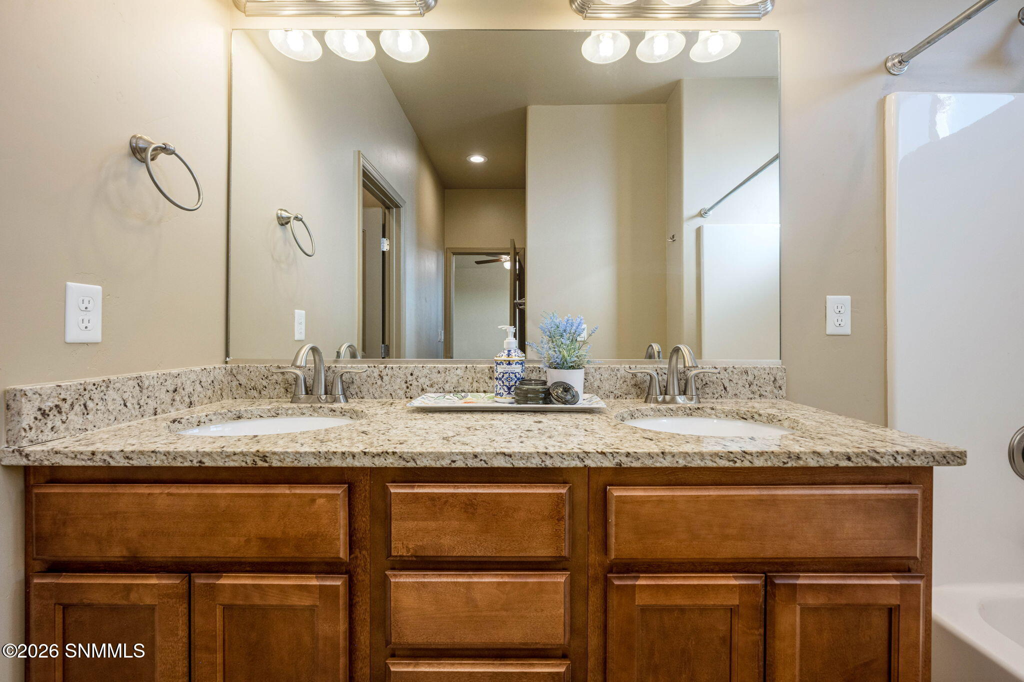 24-web-or-mls-Snappin Homes (Malaga4361)