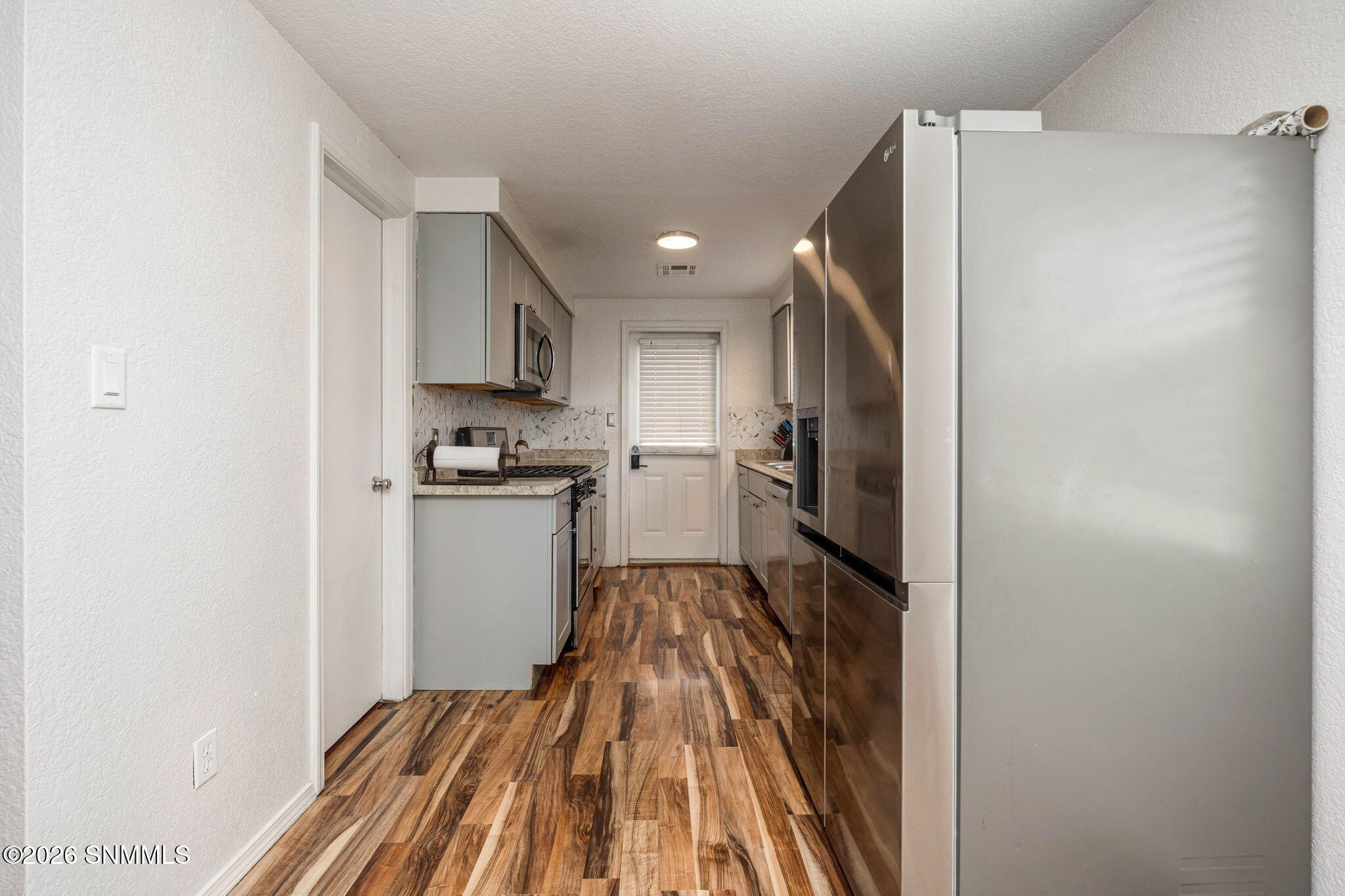 Eating area to end kitchen door