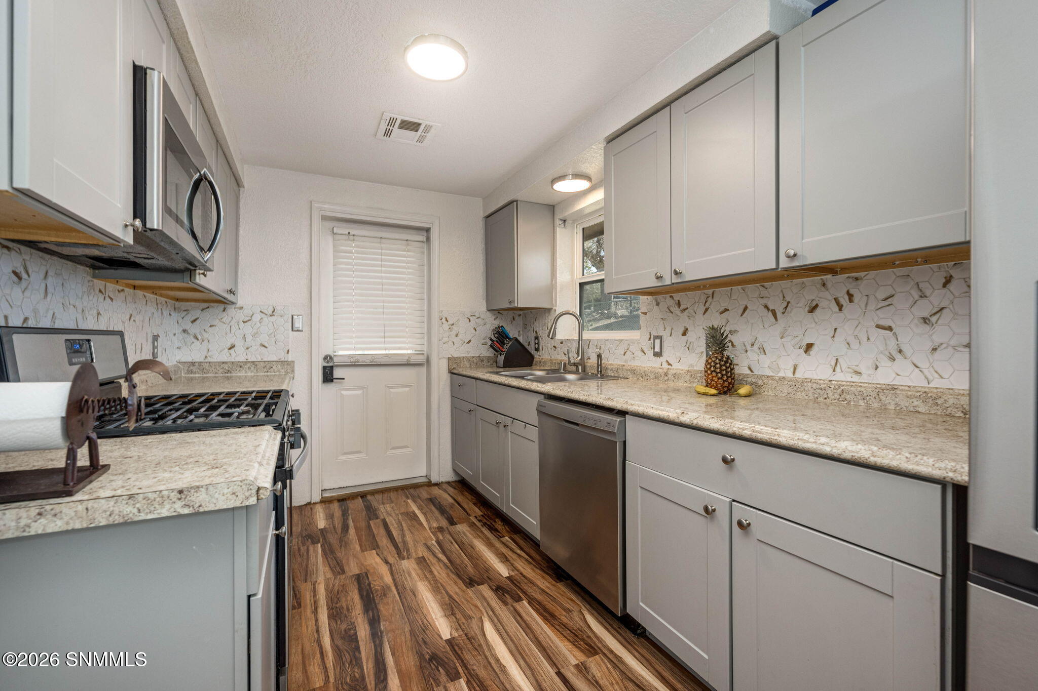 Eating area to end kitchen door