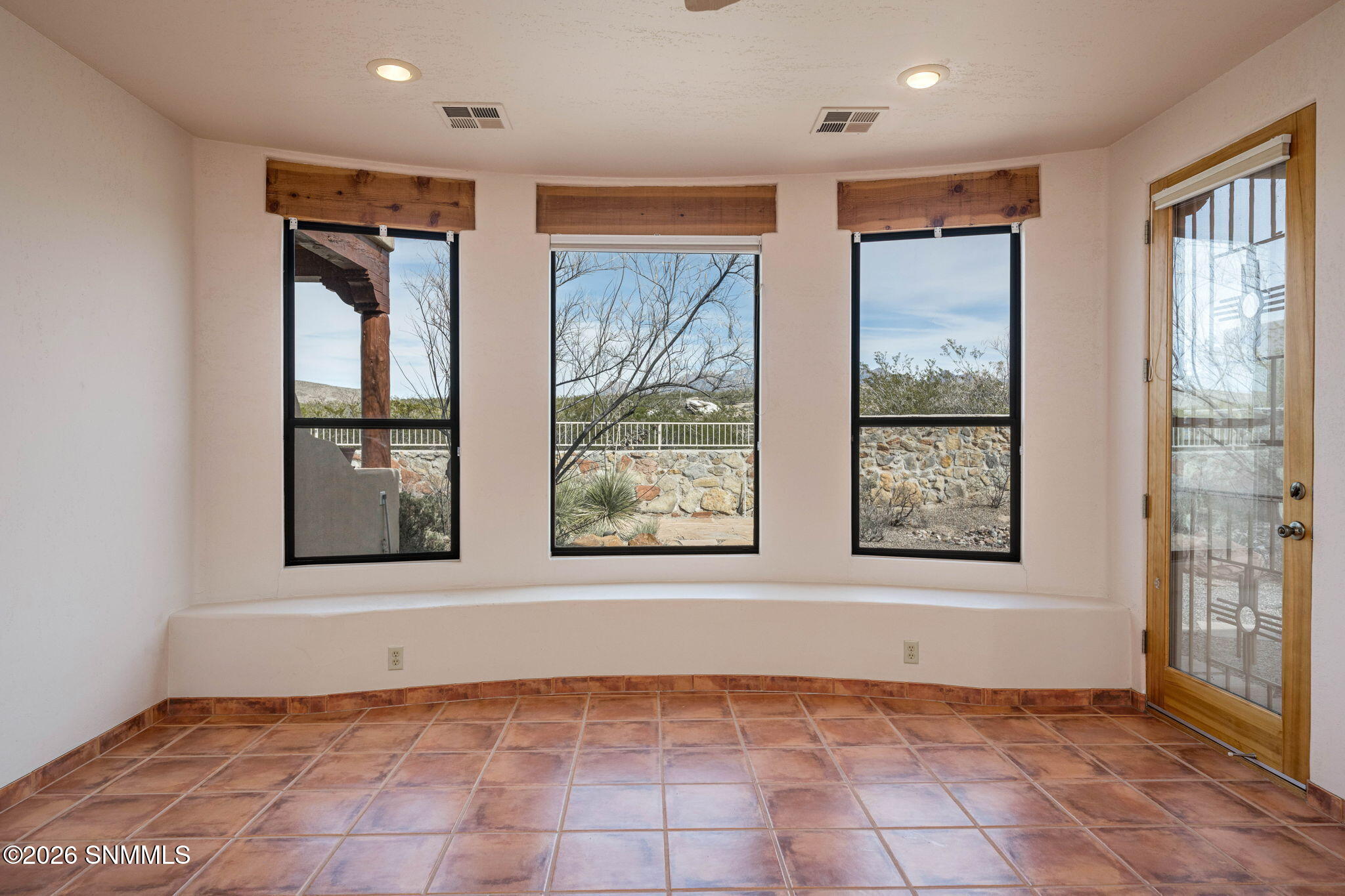 26-web-or-mls-Snappin Homes (Superstitio