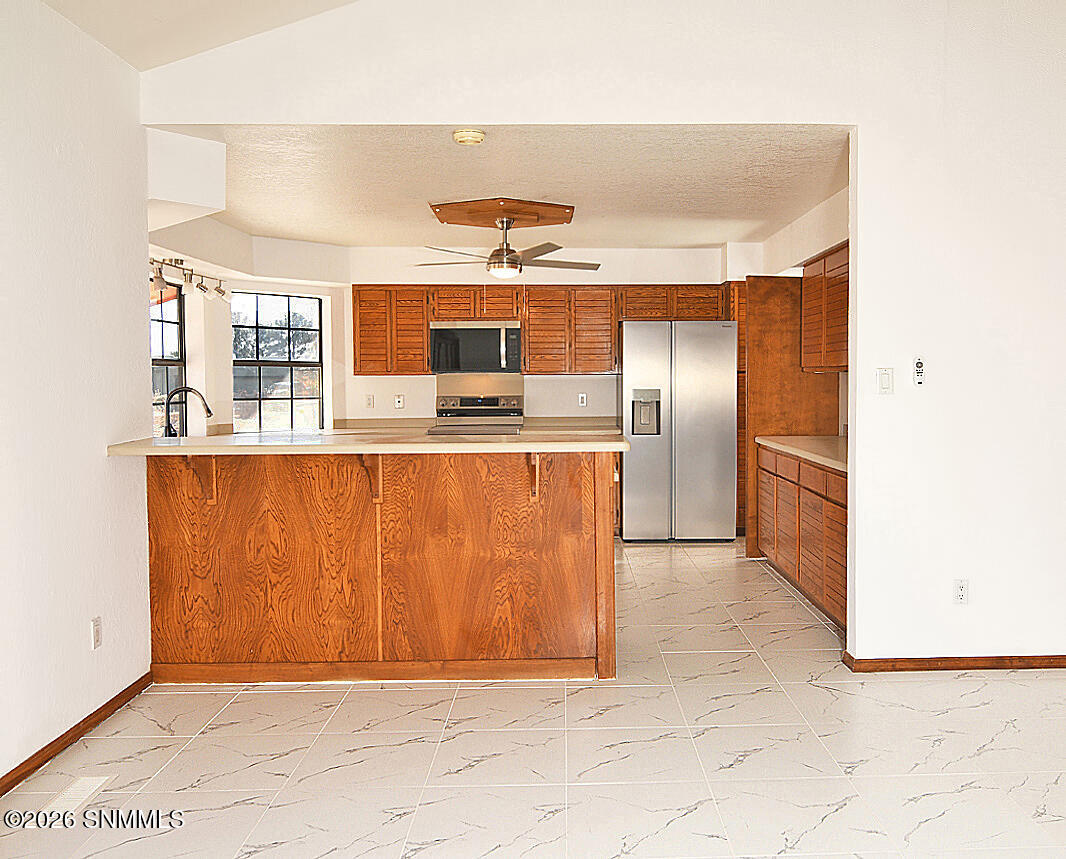 Family Rm to Kitchen