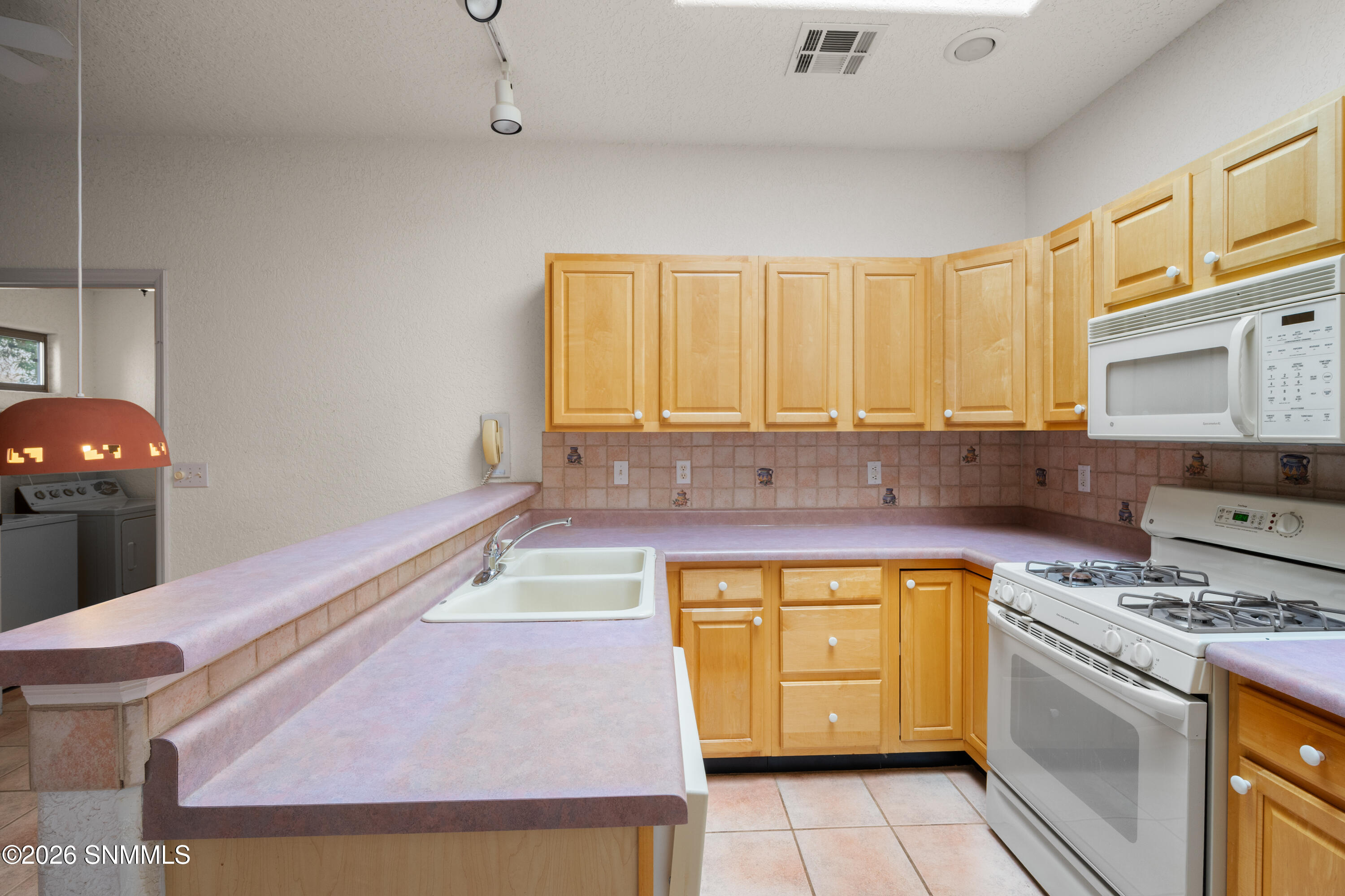 1052-Mormon-Dr-MLS-Camera-Guy-23